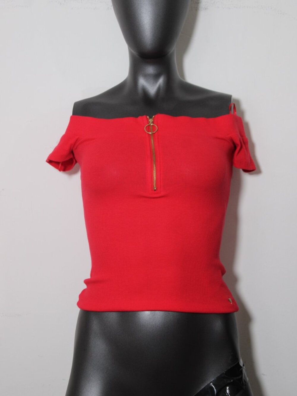 GUESS Red Off-Shoulder Ribbed Top with Front Zip - Excellent Condition - Picture 4 of 4